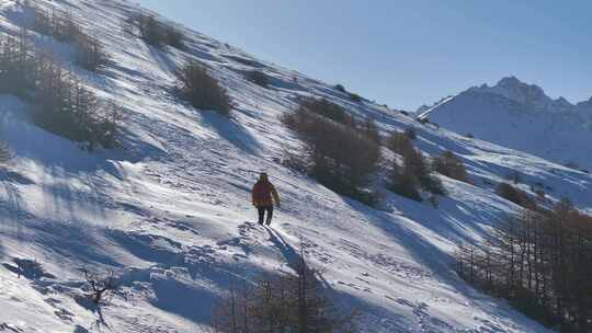 实拍登雪山画面