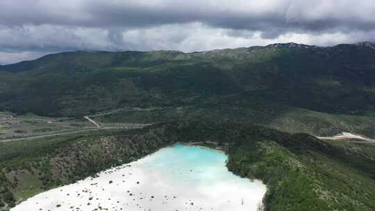 湖泊雪山高山森林树林蓝天白云航拍天空