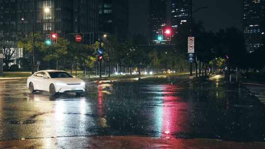 上海梅雨季城市暴雨街头夜景