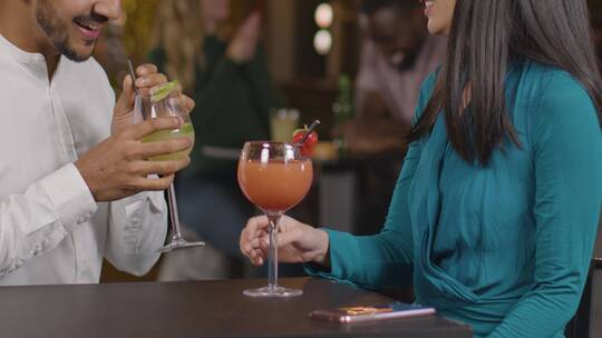 在酒吧喝酒的情侣视频素材模板下载