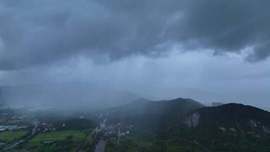 空中俯瞰乌云笼罩下的山景