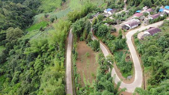 卡车崎岖山路行驶航拍