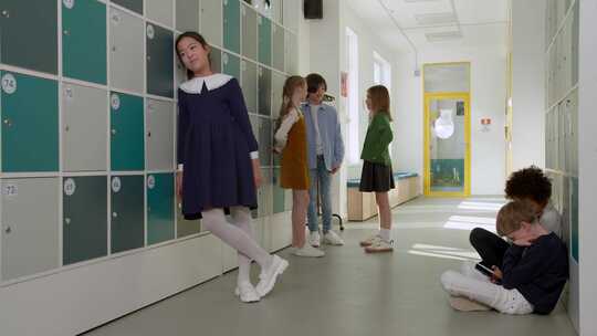孩子们站在学校走廊上