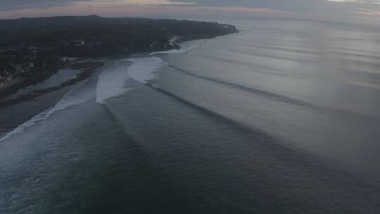 海浪冲击海岸的航拍视频