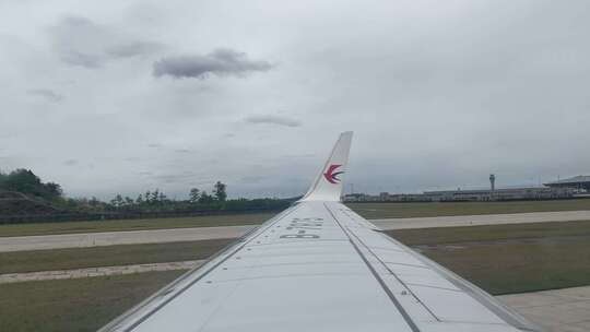 飞机窗外风景第一视角机翼机场飞机起飞起跑视频素材模板下载