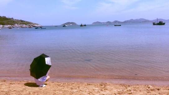 少女撑伞在海边