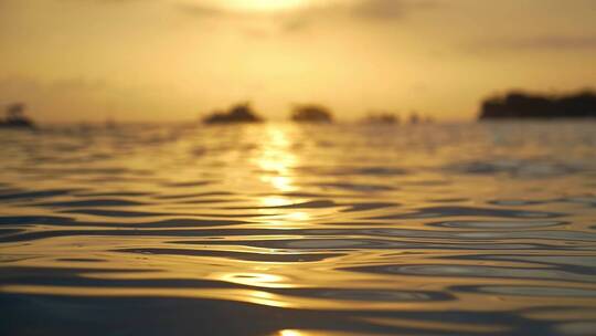 唯美夕阳湖面水波荡漾