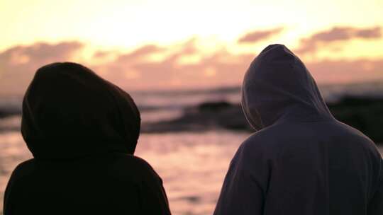 情侣在夕阳的海边漫步【原创可商用】视频素材模板下载