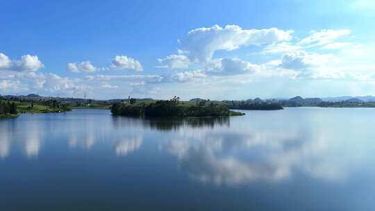 湖畔美景：静谧与自然的交响