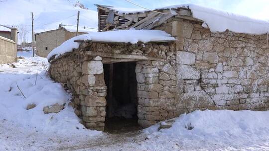 积雪覆盖的老岩石房子
