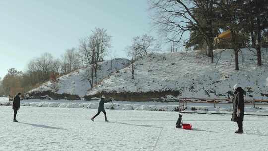 令人愉快的冬季场景，人们愉快地从事各种雪