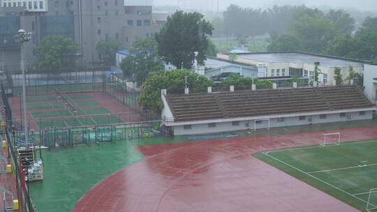 暴雨中下雨时的操场跑道