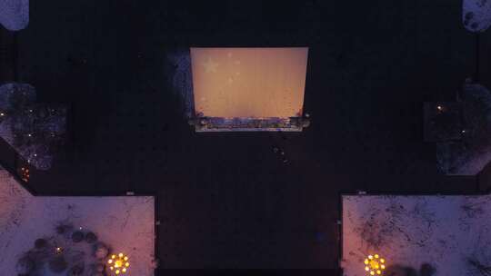 临汾夜晚鼓楼广场上的红旗景观视频素材模板下载