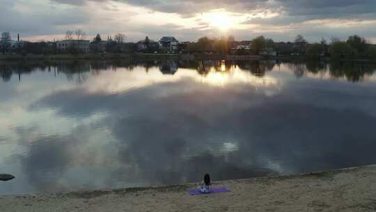 日落湖边瑜伽视频素材模板下载