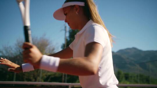打网球的女孩视频素材模板下载