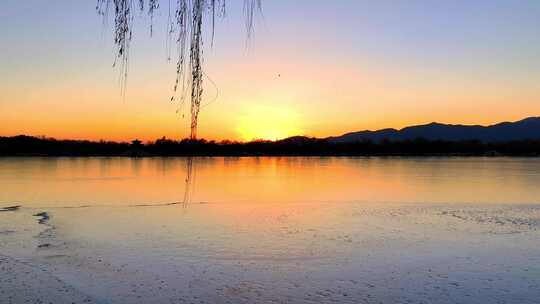 冬季颐和园日落余晖湖面与远山