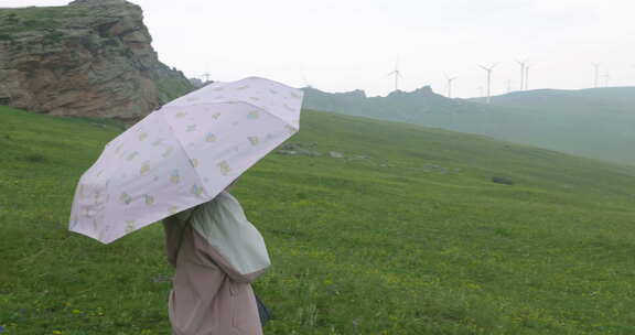 内蒙雨天女孩打伞