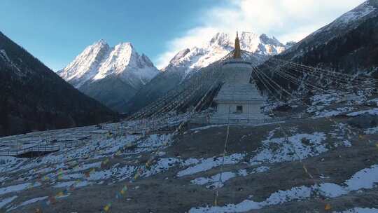 西藏拉萨高山雪山太阳初升航拍白塔视频素材模板下载