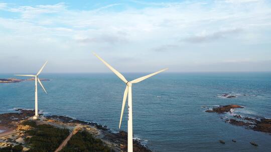 4K航拍阳光海岸线上的唯美电力风车视频素材模板下载