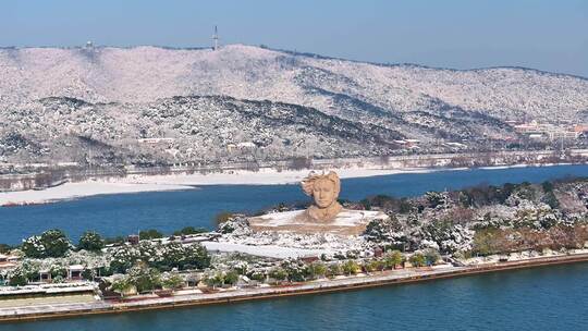 长沙橘子洲头毛泽东雕塑背靠岳麓山雪景实拍