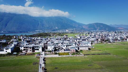 大理洱海俯瞰小城