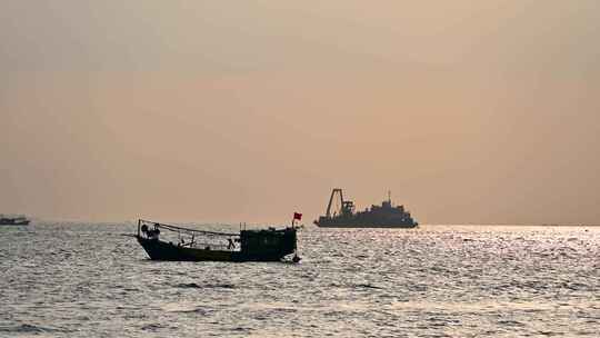 海南三亚湾海水浴场傍晚夕阳海上船只