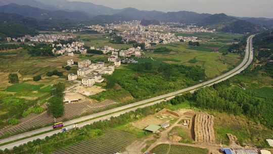 高速公路穿过美丽的乡村航拍