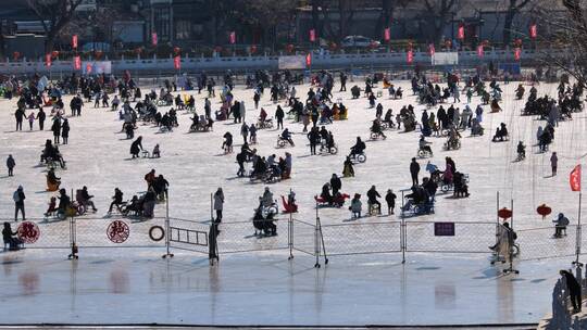 北京冬天什刹海滑冰