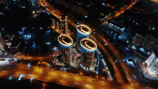 夜间城市景观的俯视图