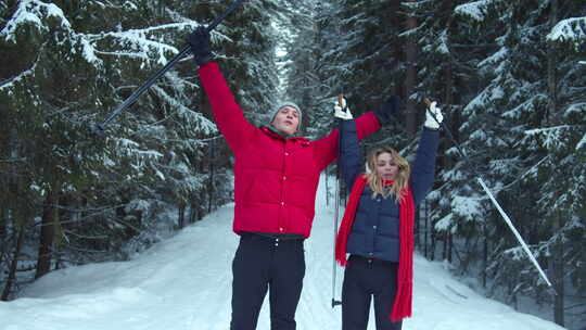 两个滑雪者欢欣鼓舞，胜利地举手视频素材模板下载
