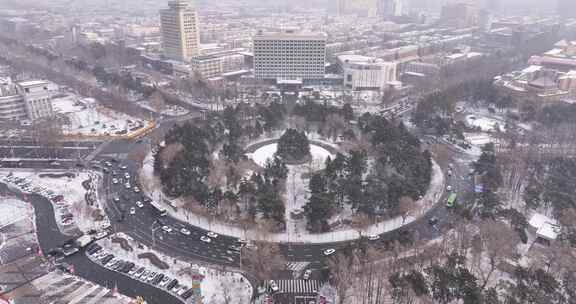 雪天城市道路及建筑的鸟瞰全景