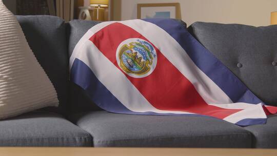 哥斯达黎加国旗挂在家里的沙发上