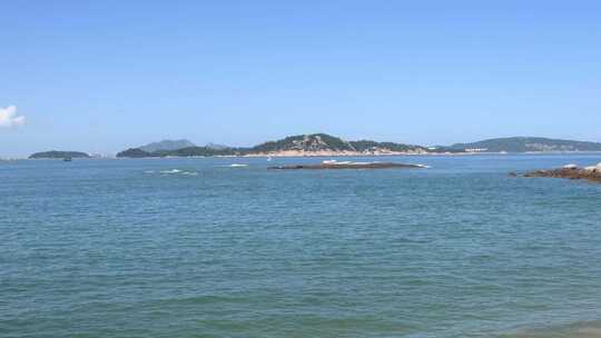 东山岛开阔海面与远处的岛屿风景