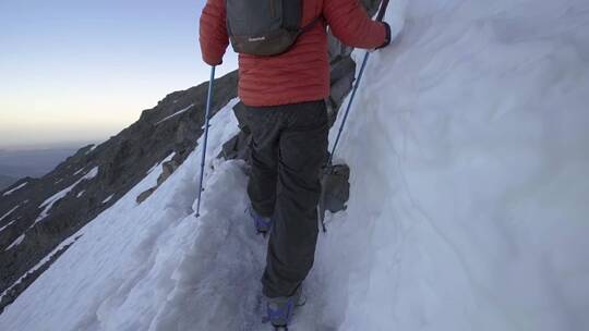 登山路径上的徒步旅行者