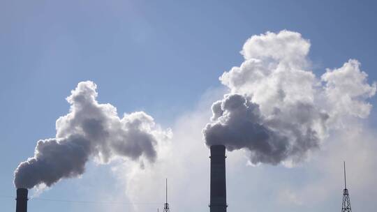 工业烟囱冒出浓烟大烟筒大气排放双碳限排
