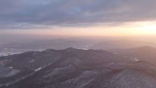 航拍呼伦贝尔冬季山区山林暮雪