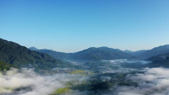 清晨乡村的田园山川云雾云海