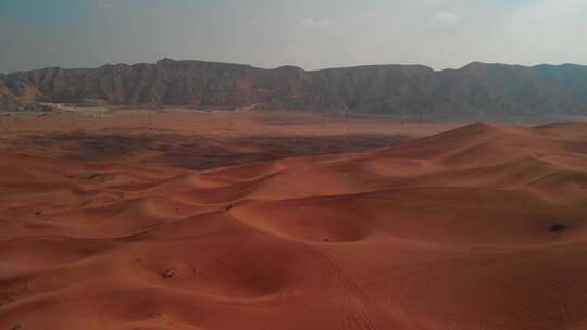 人们站在落基山前沙漠沙丘的边缘