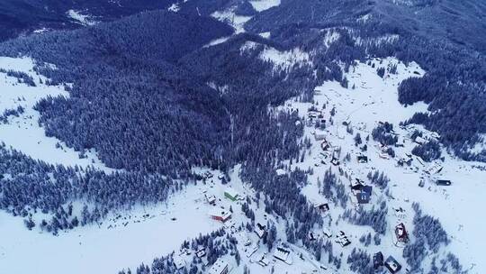 从高处俯瞰雪山的浮雕