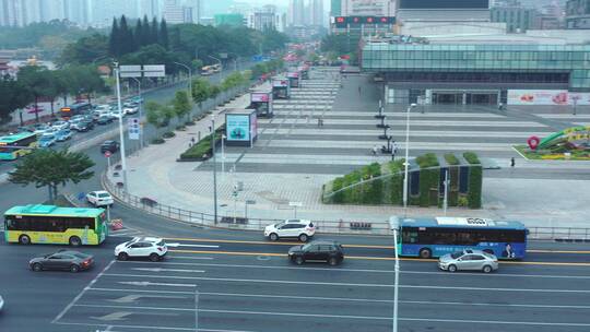 深圳大剧院十字路口行驶的公交车
