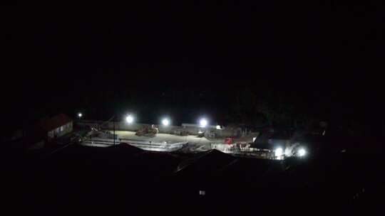 航拍山东省威海市双岛湾公路桥扩建夜间施工视频素材模板下载