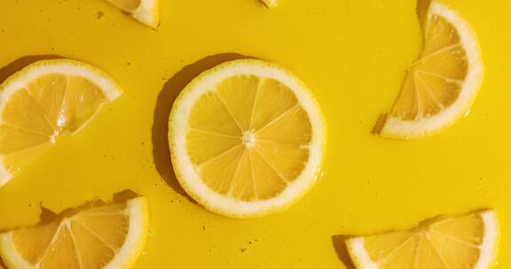 俯拍旋转的新鲜柠檬片