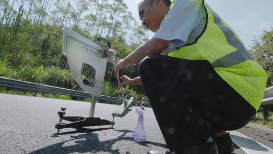 高速公路养护人员监测路面情况沥青检测设备