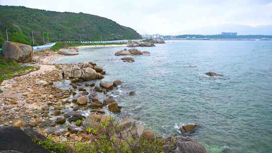 海南三亚海边海浪礁石海滩海岸线