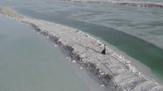 青海海西大柴旦翡翠湖水面人物航拍视频