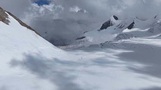航拍四川第二高峰中山峰雪山云海的攀登者
