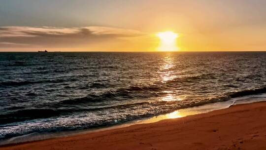 海边黄昏日落海浪拍打沙滩空镜