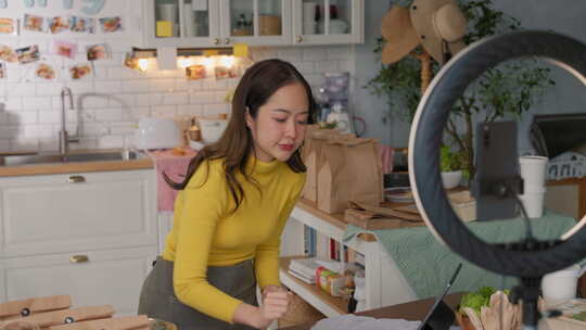 亚洲女性在线送餐业务云厨房直播食品推广