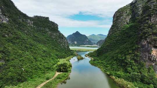 航拍阳光下广西贺州钟山水墨田园风光