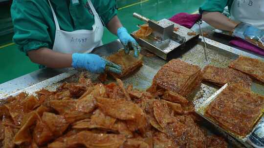 洛阳源氏食品生产车间生产休闲食品辣片辣条